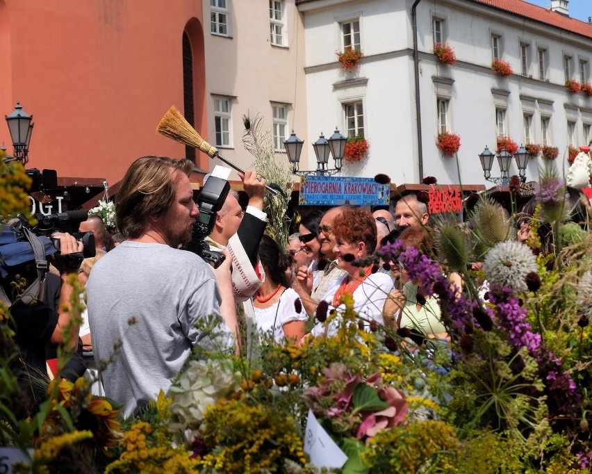 Cudowna Moc Bukietów w święto Matki Możej Zielnej na Małym Rynku w Krakowie