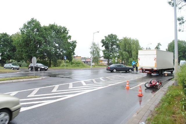 Kobieta, która jechała motorowerem trafiła do szpitala. Jej życiu nie zagraża niebezpieczeństwo.