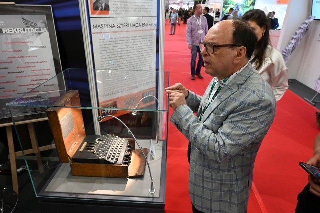 Oryginalna Maszyna Szyfrująca Enigma jest jednym z eksponatów Międzynarodowego Salonu Przemysłu Obronnego w Targach Kielce. Zobacz więcej zdjęć >>>