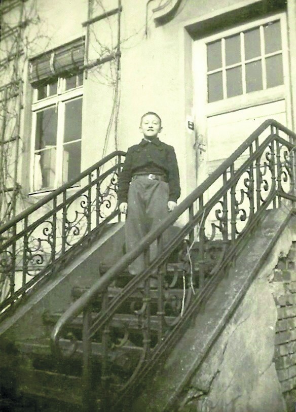 Władysław Iljaszewicz na schodach przed wejściem do domu, gdzie mieszkali Rowińscy, rok 1950 lub 1951