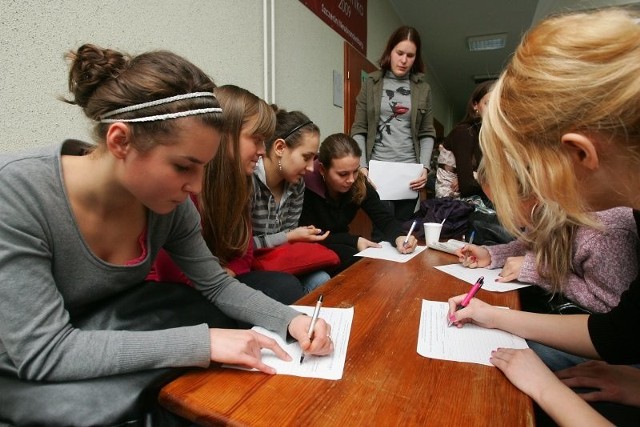 Studenci zbierają podpisy pod protestem.