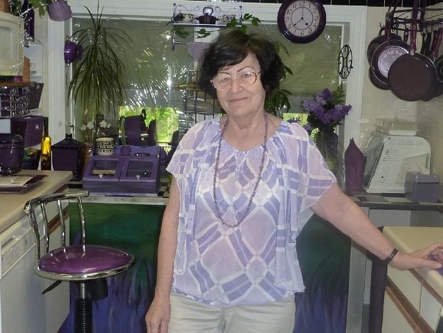 74-letnia Elżbieta Gonciarz z Kielc fotografuje i bez problemu obrabia komputerowo cyfrowe zdjęcia. Uczy się angielskiego i robi postępy, jakich pozazdrościć jej może nawet 19-letni wnuk. Jak przystało na babcię, w nowocześnie wyposażonej kuchni przyrządza dla niego smakołyki.