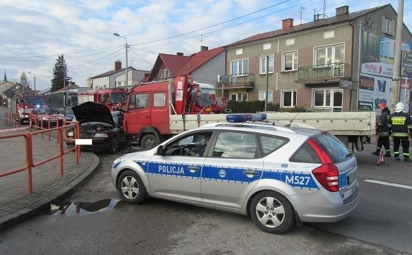 W początkowej fazie działań strażacy oznakowali i...