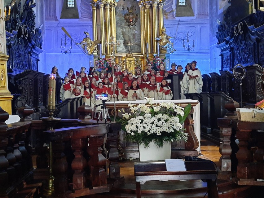 Koncert uwielbienia w opatowskiej kolegiacie świętego Marcina. Wystąpiły dzieci ze scholi parafialnej. Zobaczcie wideo i zdjęcia