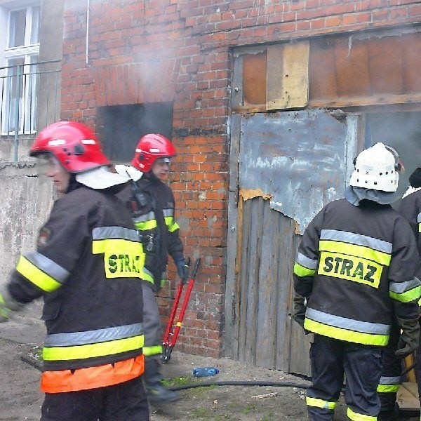 Wczoraj strażacy gasili ogień powstały od  petardy w magazynie przy ul. Groblowej 19 w  Grudziądzu