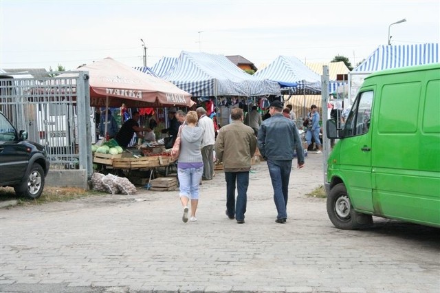 Na poniedziałkowy targ do Ostrowi zjeżdżają  ludzie z kilku powiatów.