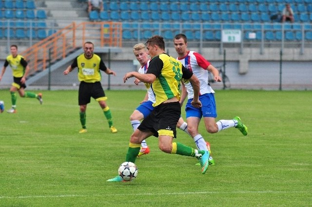 Łukasz Jamróz (z piłką) był we wtorkowym sparingu Siarki Tarnobrzeg z Wisłą Sandomierz sprawdzany przez Tomasza Tułacza. Były napastnik Korony Kielce zaprezentował się bardzo pozytywnie.