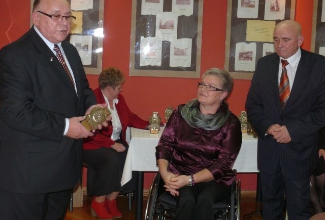 Małgorzata i Ryszard Olejnikowie otrzymali pamiątkowe grawertony od Bogumiła Bujaka, prezesa Startu Kielce.