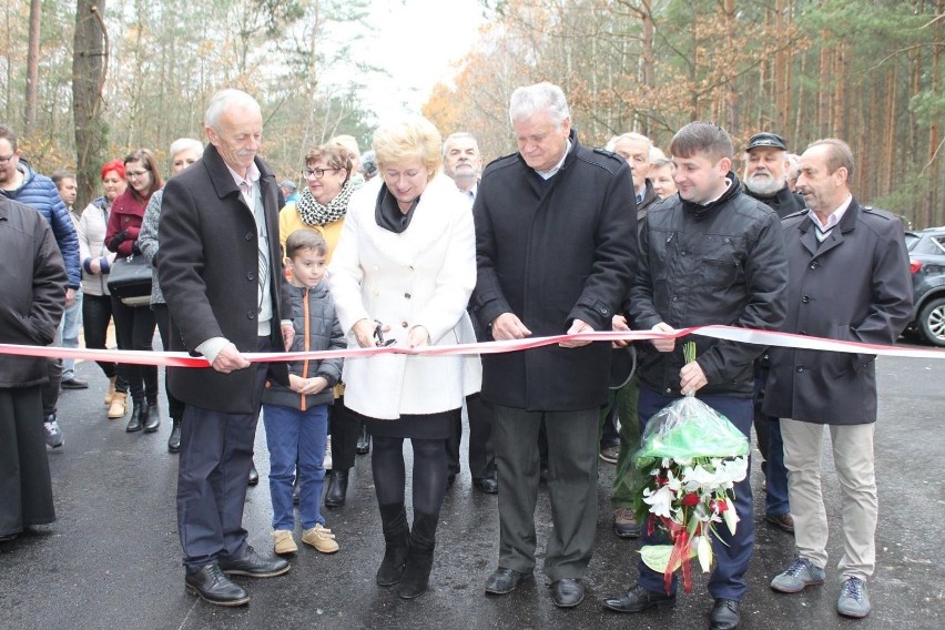 W oficjalnym otwarciu drogi uczestniczyło kilkunastu...