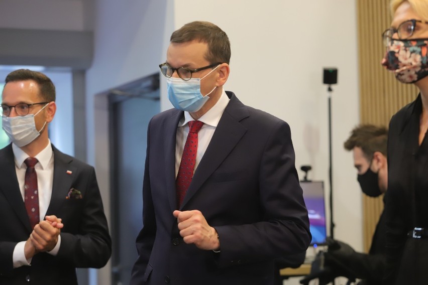 Premier Mateusz Morawiecki z wizytą w Łodzi. Odwiedził jedną z łódzkich firm, plac budowy tunelu i spotkał się na wiecu z wyborcami ZDJĘCIA