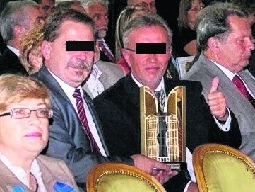 Ryszard Ś. i Zdzisław M. (z lewej) podczas gali wręczenia nagród "Modernizacja Roku" w 2010 r. Wyróżnienie przyznano za budowę ronda u zbiegu ulic Starodąbrowskiej i Mickiewicza w Tarnowie.