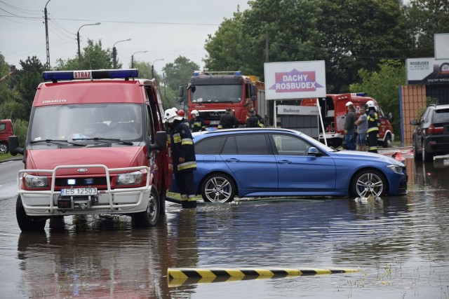 Całonocne opady deszczu spowodowały, że ul. Mszczonowska została zalana. Woda wdarła się na posesje. Strażacy pompują wodę do rowu po drugiej stronie ulicy, ale akcję utrudnia duży ruch. Do akcji włączyła się policja, która zamknęła ulicę i kieruje pojazdy objazdem przez ul. Miedniewicką do Unii Europejskiej, a stamtąd do Pamiętnej.