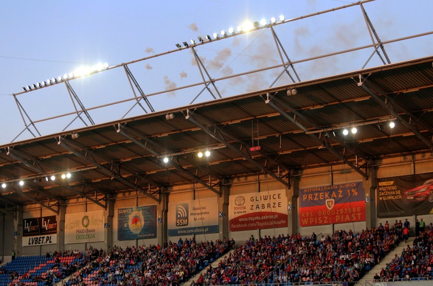 Piast Gliwice - Arka Gdynia: Huk nad stadionem [ZDJĘCIA KIBICÓW]