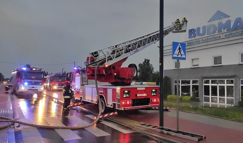 Tragiczna noc w Pabianicach. W pożarze pustostanu zginął mężczyzna, spłonęła hurtownia materiałów budowlanych ZDJĘCIA