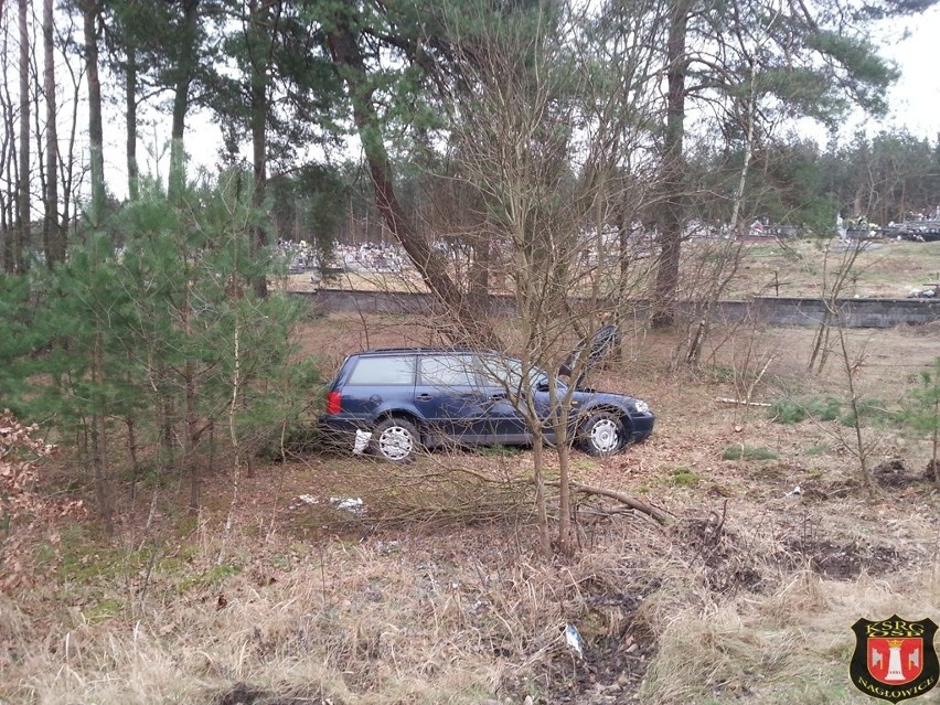 Gm. Nagłowice: Wypadek na łuku drogi w Rakoszyn 