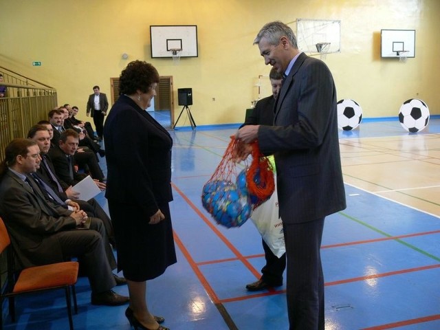 Zofia Kopeć dyrektor szkoły odbiera od Wiesława Ordona burmistrza Nowej Dęby piłki dla uczniów