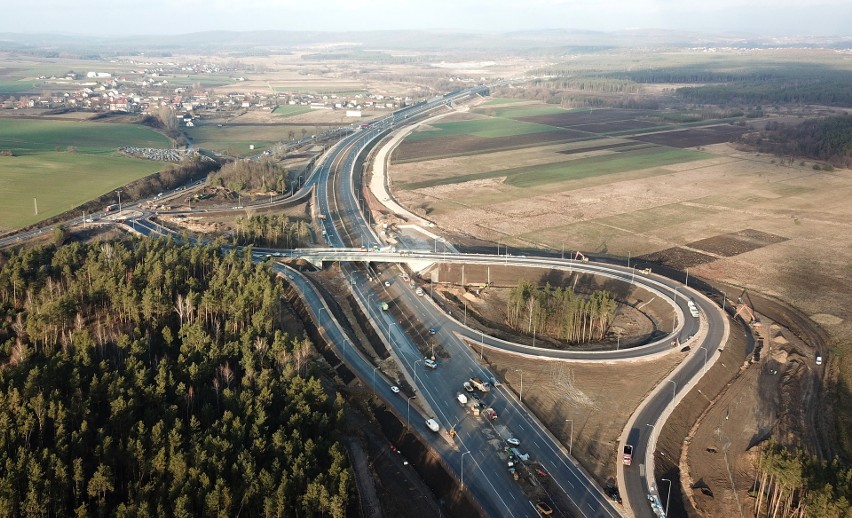 Przed świętami Bożego Narodzenia 2018 roku otwarcie kolejnego odcinka trasy ekspresowej S7 Chęciny-Jędrzejów (ZDJĘCIA Z DRONA)