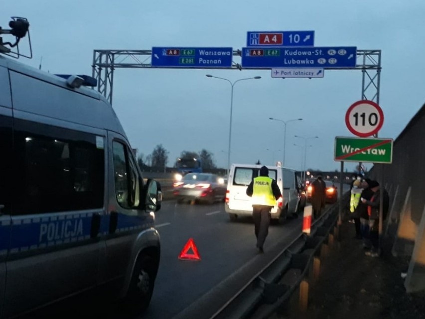 Karambol na AOW. Wypadek aż 9 aut w pobliżu węzła Stadion [ZDJĘCIA]