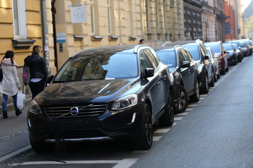 Kraków. 30 samochodów uszkodzonych przy ulicy Radziwiłłowskiej