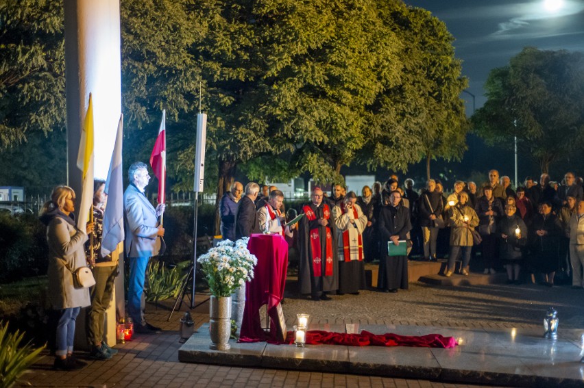 W sobotę wieczorem tłumy wiernych pojawiły się w parku Jana...