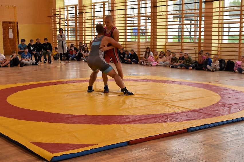 Zapaśniczy pokaz MKS Cement Gryf Chełm dla młodych sportowców w chełmskiej Szkole Podstawowej nr 6. Zobacz zdjęcia