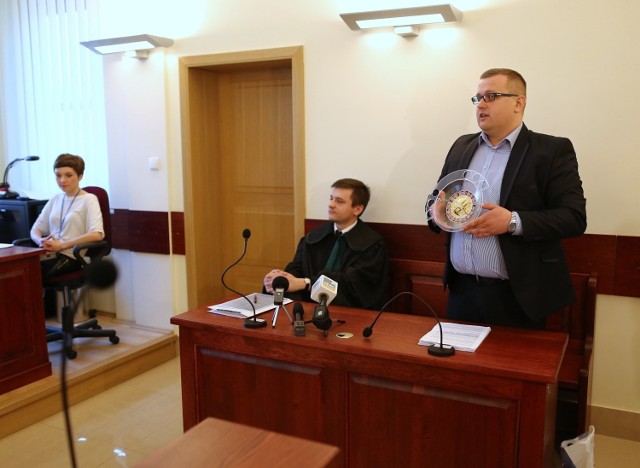 Marcin Dzwonnik pokazał sądowi ruletkę przeznaczoną dla dzieci od trzech lat, dostępną na Allegro za 28 zł.