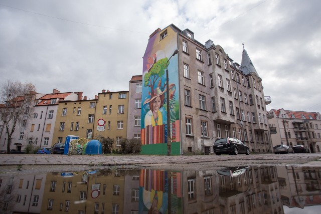 Mural na cześć wybitnej poetki i  honorowej obywatelki miasta Słupska – Wandy Chotomskiej – niedawno namalowała na szczytowej ścianie kamienicy przy ul. Solskiego słupszczanka Katarzyna Tomasiak – rysowniczka, ilustratorka, architekt wnętrz.Oglądaj także: W Słupsku odsłonili mural ze sroką - wideo archiwum 