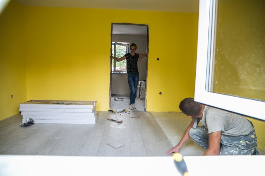 Planujesz remont mieszkania? Sprawdź, ile biorą fachowcy za malowanie i inne prace
