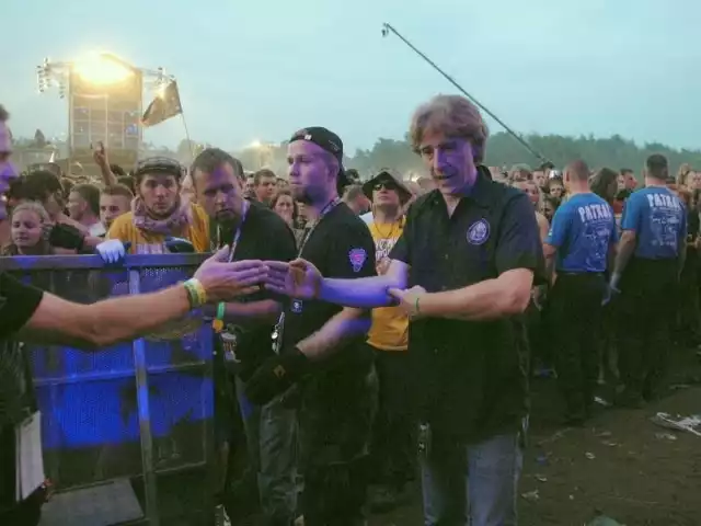 Menedżer zespołu The Prodigy osobiście nadzorował rozstawianie barierek pod woodstockową sceną. Doglądał, żeby były od niej oddalone o dokładnie cztery metry. Gdyby organizatorzy nie spełnili tego wymogu, do koncertu gwiazdy najpewniej by nie doszło.