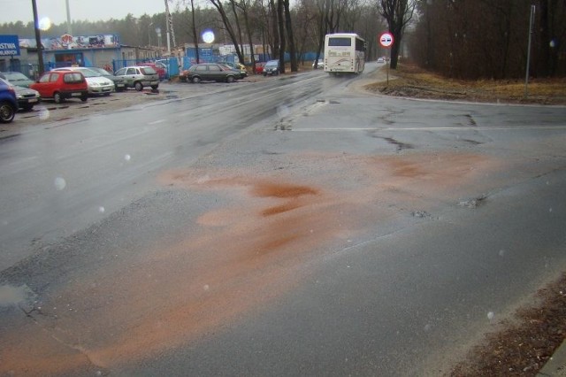 Strażacy do neutralizacji plamy oleju użyli specjalnej substancji