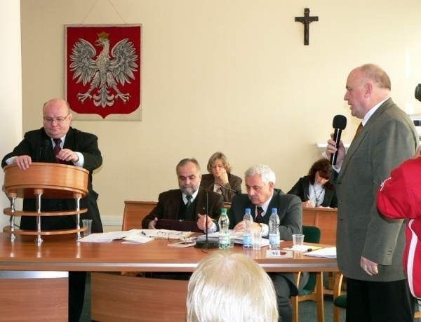 Były kandydat na prezydenta i obecny radny Janusz Kotulski (z prawej) ostro skrytykował propozycję prezydenta Andrzeja Szlęzaka.