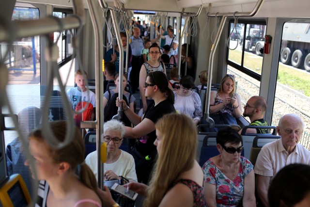 Krakowskie tramwaje i autobusy w wakacje potrafią być mocno zapchane. Urzędnicy miejscy uważają jednak, że należy ograniczać liczbę kursów, bo - między innymi - nie ma studentów 