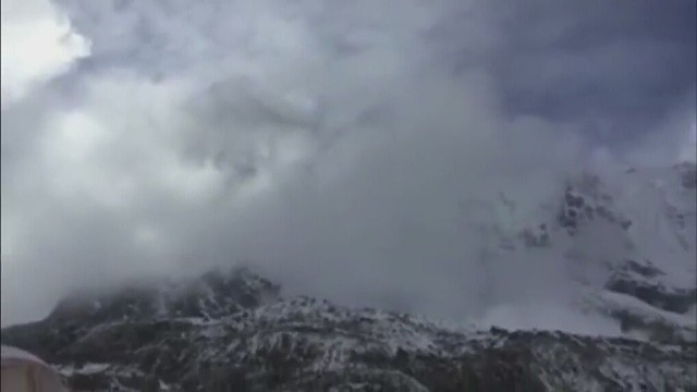 W wyniku wtórnych wstrząsów sejsmicznych po sobotnim trzęsieniu ziemi ze stoków Himalajów schodzą kolejne lawiny.