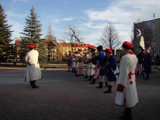 W inscenizacji przed pomnikiem Tadeusza Kościuszki udział wzięli członkowie Towarzystwa Kościuszkowskiego oraz Ochotniczej Formacji Młodych Kosynierów.