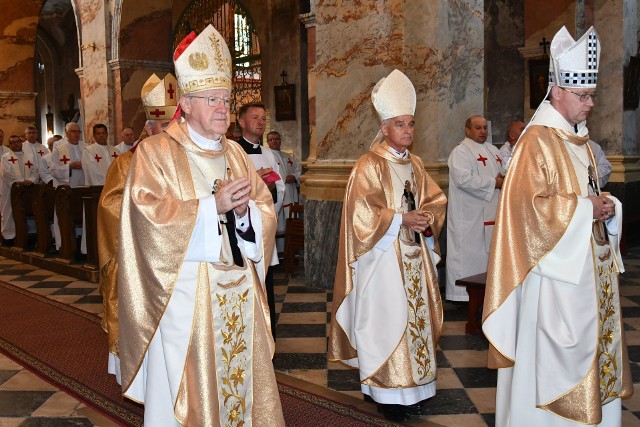 Biskup kielecki Jan Piotrowski, biskupi pomocniczy Marian Florczyk, Andrzej Kaleta i opat - ojciec Rafał Ścibiorowski.