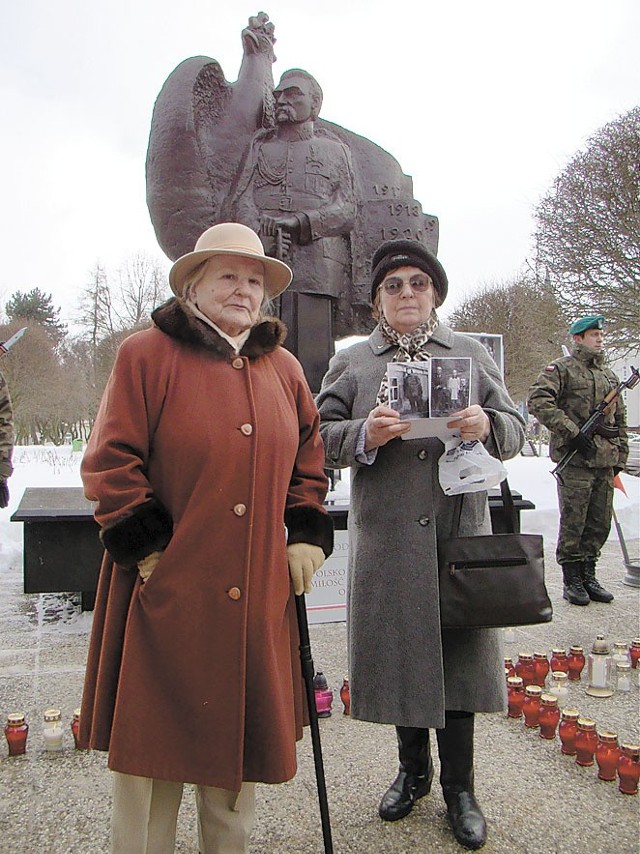 W niedzielę przed pomnik Józefa Piłsudskiego przyszły Janina Rozmiarek (z lewej) i Danuta Marzec. Ta druga przyniosła zdjęcia ojca i brata, z którymi wywieziono ją na Sybir. 