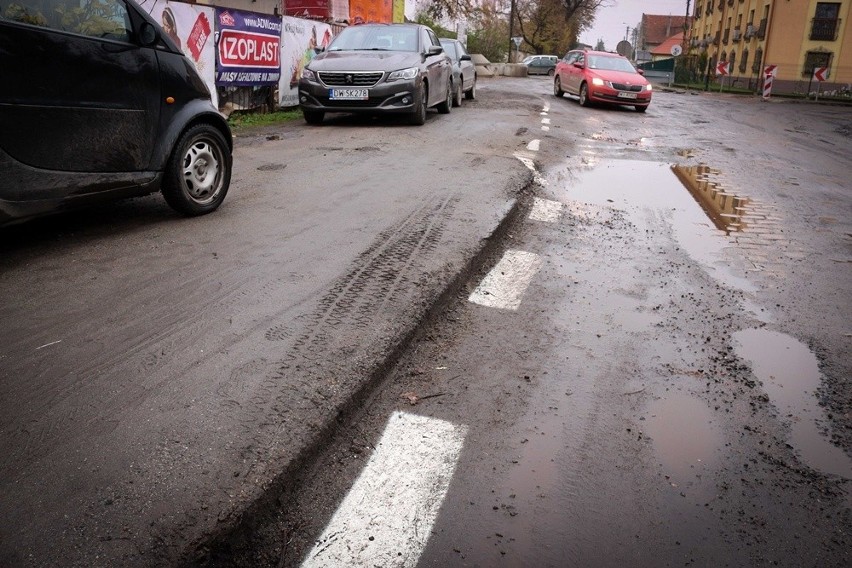 Pod Wrocławiem drogowcy namalowali nowe pasy na błocie i wodzie. Bo asfaltu nie znaleźli...