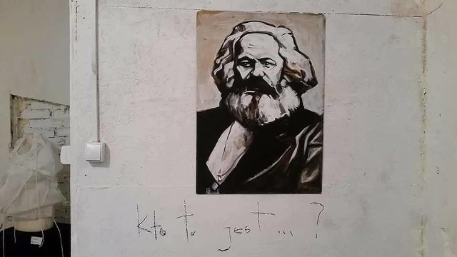 Zdaniem przedstawicieli grupy, obraz przedstawiający Karola Marksa był komentarzem do świadomości współczesnego pokolenia i nieznajomości osób, które zmieniły świat. Pod obrazem był podpis "kto to jest?".