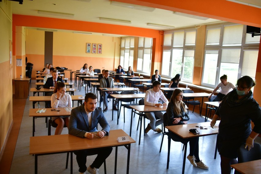 Matura 2021 w Radomiu. Egzamin dojrzałości w XII Liceum Ogólnokształcącym 