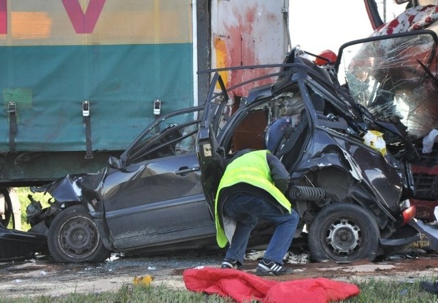 W wypadku w Oleśnie zginęły trzy osoby.