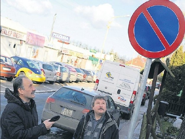 &#8211; Czasami trzeba trzy razy okrążyć targowisko, żeby znaleźć miejsce dozaparkowania, ten znak odstrasza naszych klientów &#8211; mówią SławomirLemirowski i Lech Poncyljusz z zarządu spółki "Rynek&#8221;.