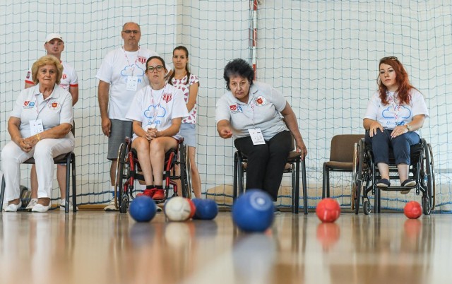 Rozegrano II Turniej o Puchar Rektora Wyższej Szkoły Gospodarki w boccie (gra polegająca na umieszczeniu kul własnego koloru jak najbliżej bili białej zwanej „jack”). Był to debiut Integracyjnego Klubu Sportowego Polonia Bydgoszcz, którego istnienie ogłoszono w miniony wtorek. Jest pierwszy sukces IKS - w rywalizacji indywidualnej wygrał Przemysław Muller. Gratujemy! Zobacz zdjęcia z sobotniej rywalizacji na obiektach WSG >>>