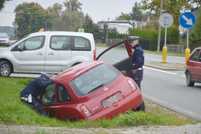 Wypadek w Suchedniowie. Nissan wypadł z drogi i wjechał do rowu (ZDJĘCIA)