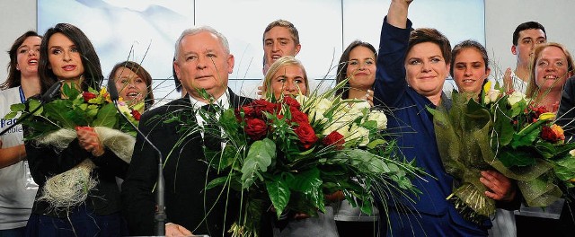 Po ośmiu latach w opozycji partia Jarosława Kaczyńskiego na pewno będzie rządzić. Wczoraj w nocy stało się jasne, że PiS zdobył tyle mandatów w Sejmie, by utworzyć samodzielnie rząd