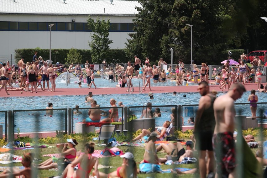 Tłum przed basenem na Wejherowskiej