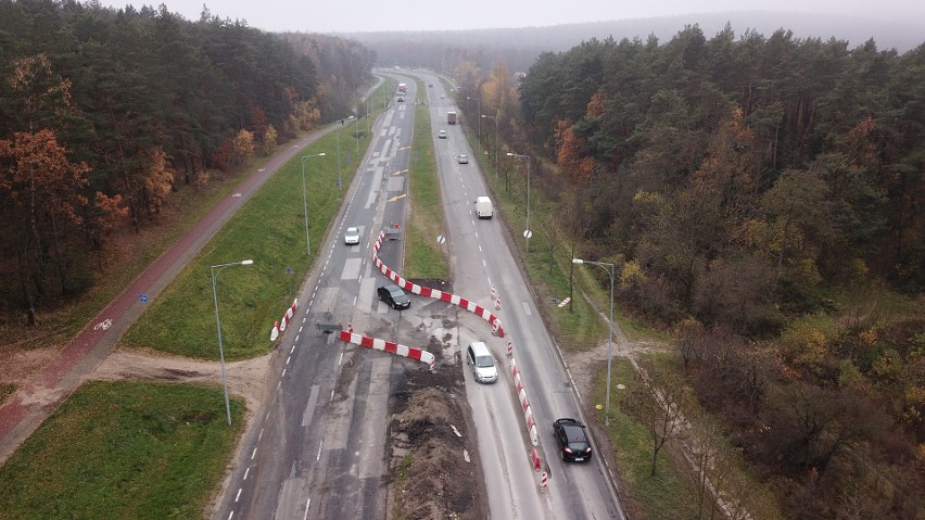 Drogowe szaleństwo na kluczowej drodze w Kielcach! Pomiędzy nowiutkim asfaltem zostawiają... łaty i koleiny. Dlaczego?