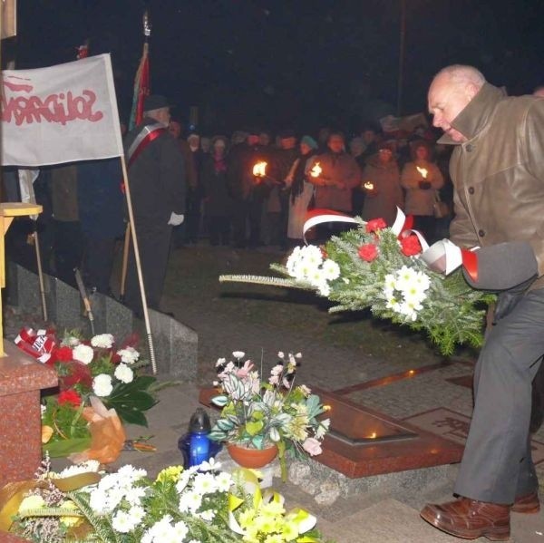 Kwiaty pod krzyżem przy hucie składa szef międzyzakładowej "Solidarności&#8221; Henryk Szostak.