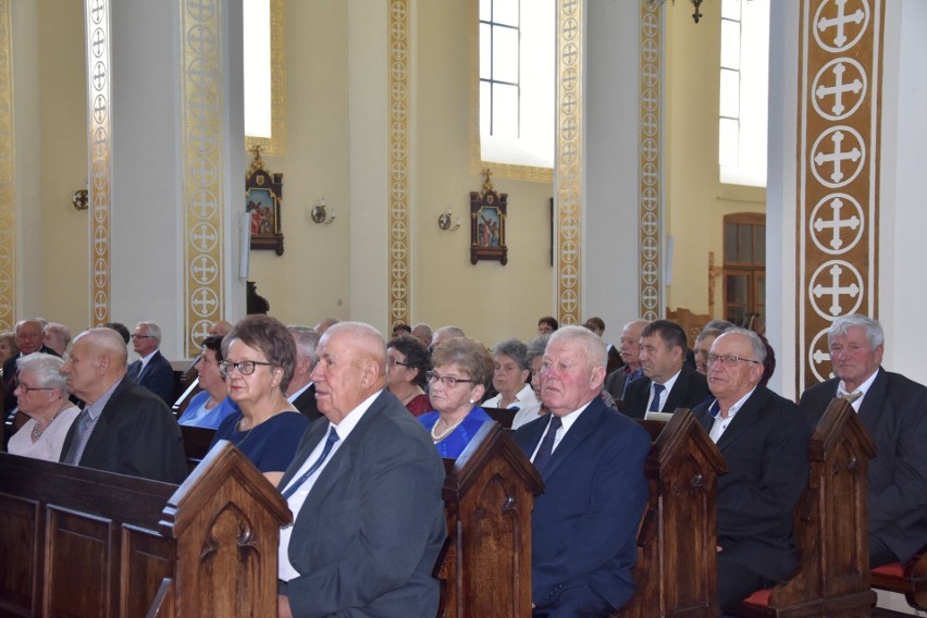 Złote gody w gminie Iwaniska. Świętowały 44 małżeństwa! Miały ważnych gości - wojewodę i posła. Zobacz zdjęcia z uroczystości 