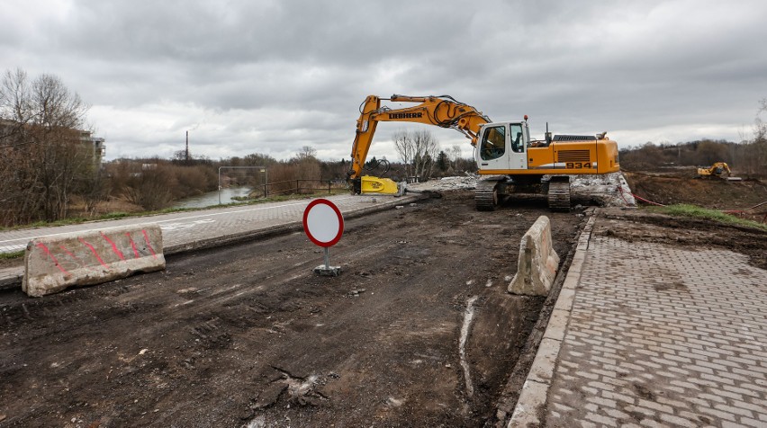 Trwa wyburzanie starego mostu Załęskiego w Rzeszowie. Zobacz zdjęcia