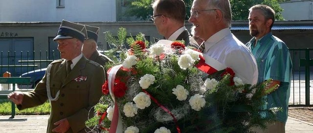 Punktualnie o godzinie 17 na Cmentarzu Wojskowym w Tarnobrzegu rozpoczęły się obchody 65. rocznicy wybu-chu powstania warszawskiego.